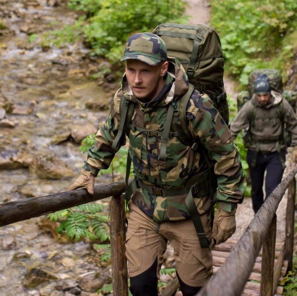 Army Style στην Καθημερινότητα: Πώς να Ενσωματώσετε Στρατιωτικά Ρούχα στο Casual Look